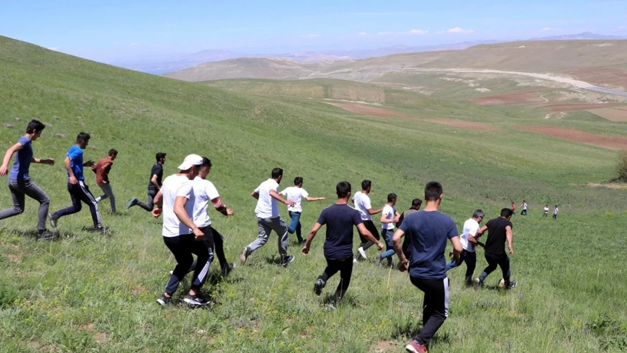 Van'da "6. Bal Yuvarlama Yarışması" düzenlendi