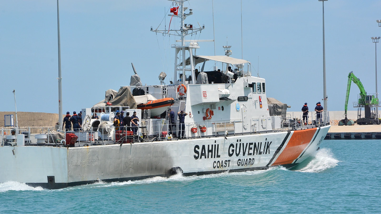 Karadeniz'deki saldırı... Ölen balıkçının cenazesi ve yaralılar, İnebolu Limanı'na getirildi