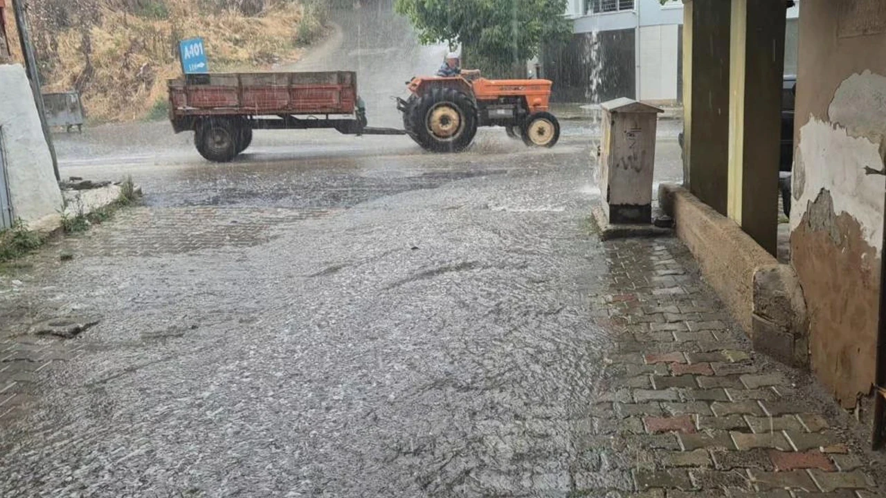 Tekirdağ'da sağanak yağış yolları göle çevirdi
