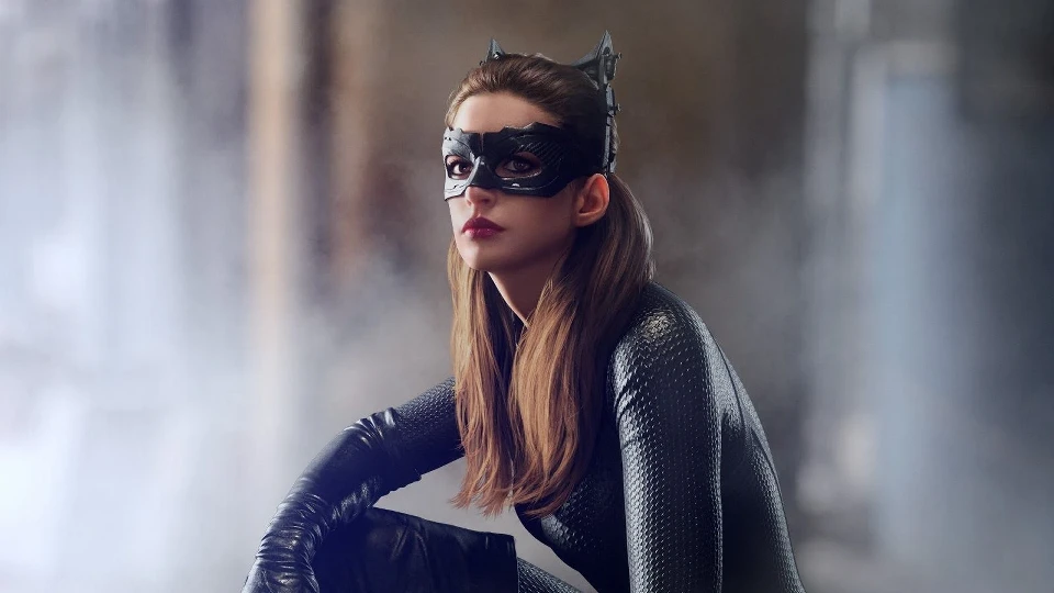 Hathaway, Harley Quinn sanıp gittiği Nolan görüşmesinde Kedi Kadın oldu