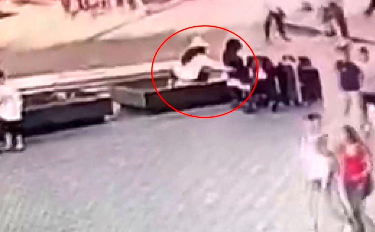 Fatih'te kadın hırsız bankta oturan vatandaşın çantasını böyle çaldı