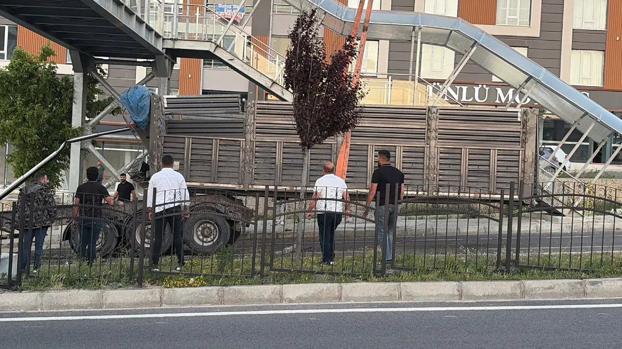 Yozgat'ta tır dorsesi üst geçitte takılı kaldı