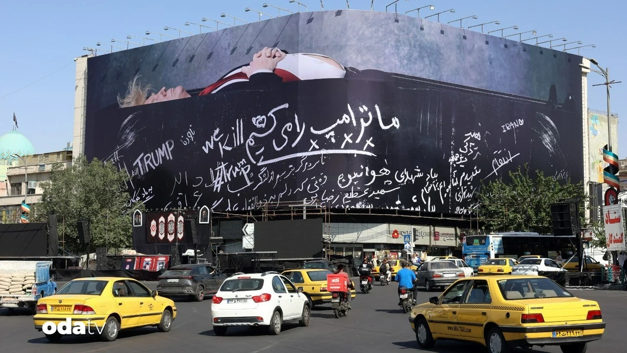 Tahran'ın kalbindeki meydana "tabutta yatan Trump" afişi asıldı