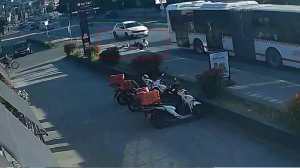 Sakarya'da bisikletli çocuklar otobüsün altında kalmaktan son anda kurtuldu