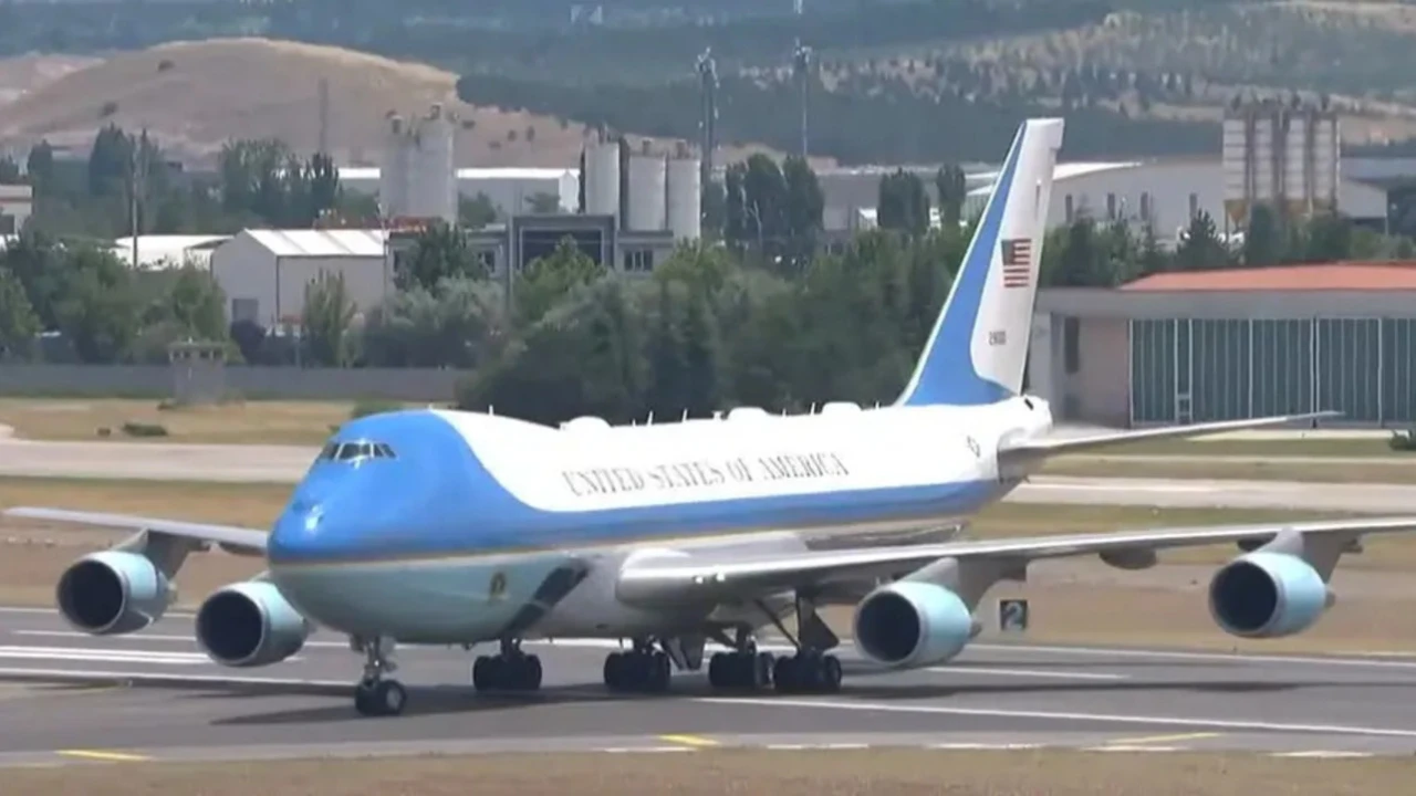 ABD Başkanı Trump'ı taşıyan uçak Ankara'ya indi
