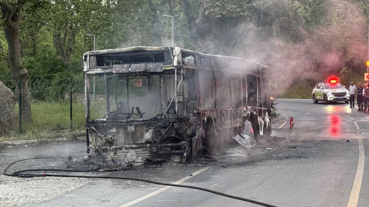Yangın tamamını sardı: İETT otobüsü kül oldu