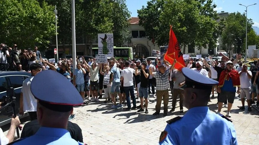 Arnavutluk'ta turizm projelerine karşı Meclis binası önünde gösteri düzenlendi