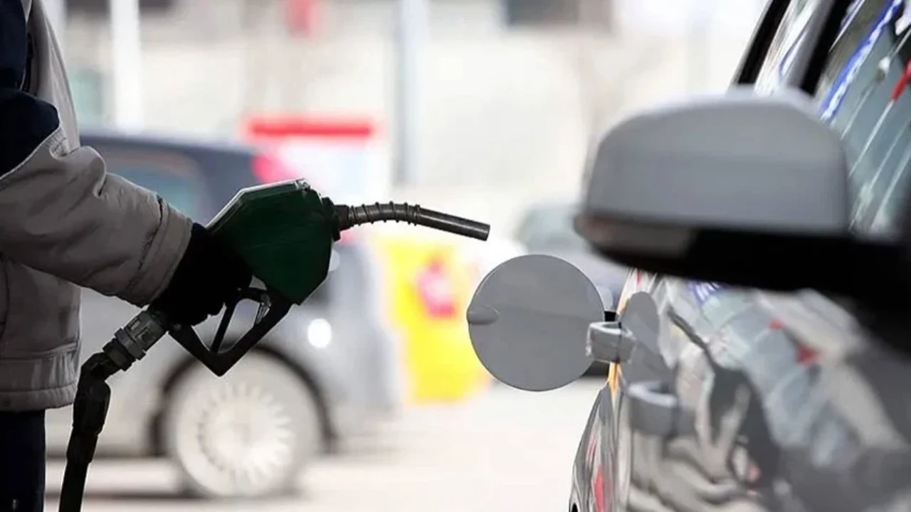 Benzine zam geldi: Fiyatlar gece yarısı değişti!
