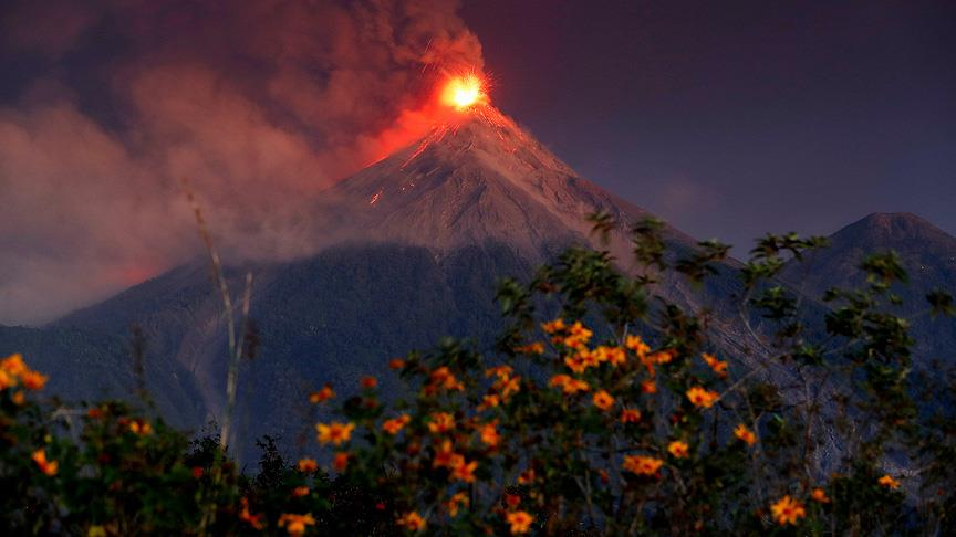Büyük Okyanus’ta volkanik alarm: Fuego ve Kilauea aynı anda patladı