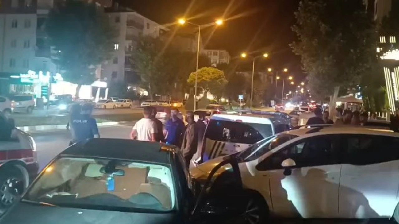 Gece mesaisindeki polislere çarptı! 2'si polis 4 yaralı!