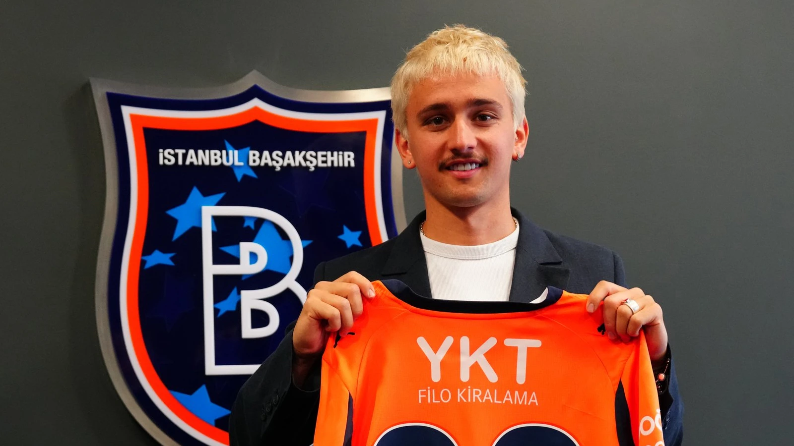 İstanbul Başakşehir, sol bek Michal Karbownik'i transfer etti