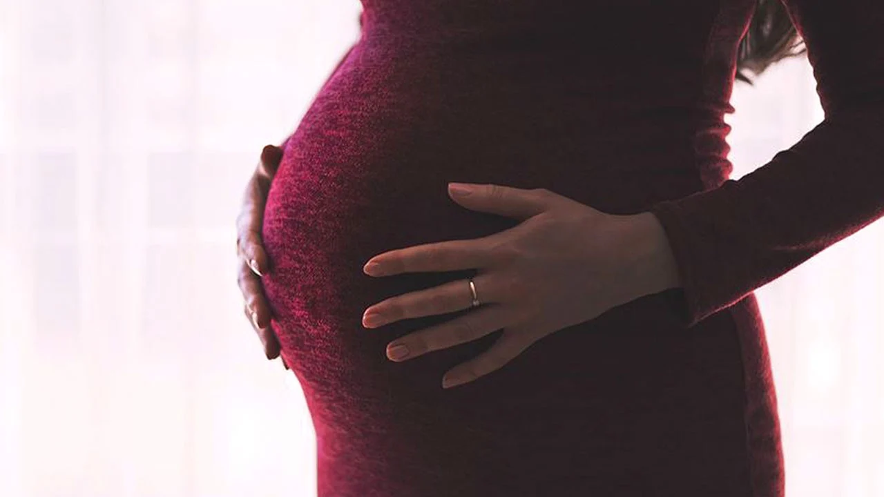 Anne adayları yaz sıcaklarına dikkat! Bu hata erken doğum riskini artırıyor