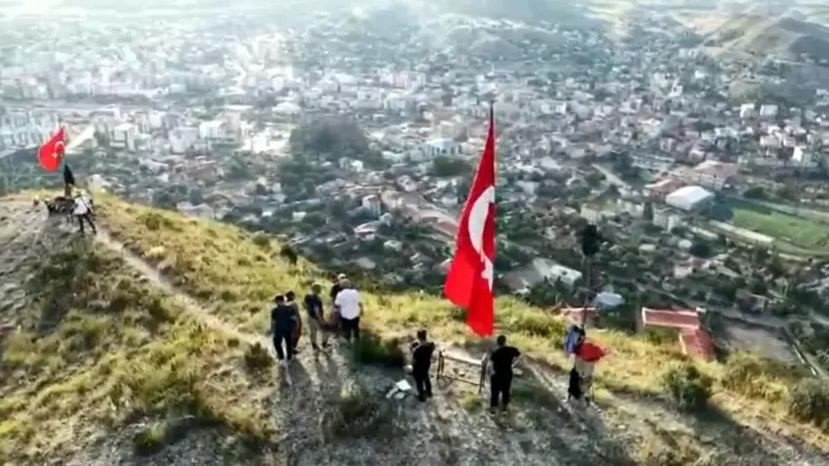 1600 rakımlı zirvede bayrağa saygı!