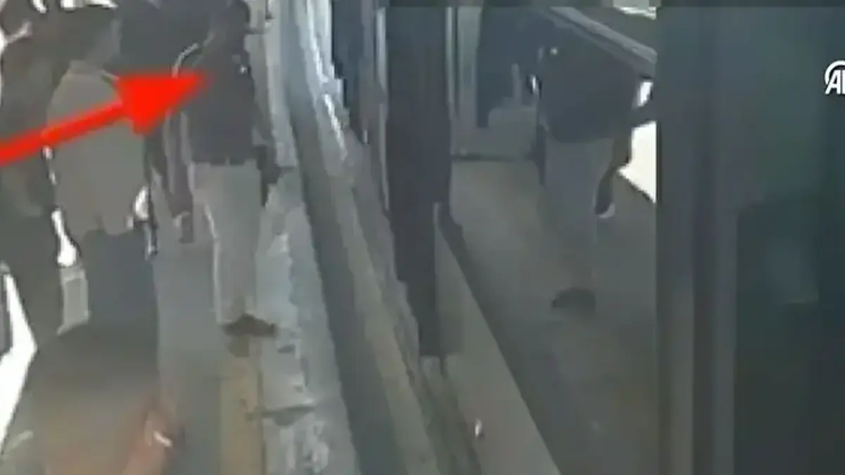 Metrobüste bir anlık dalgınlığı fırsat bildi! Cep telefonu hırsızlığı sonrası yakalandı