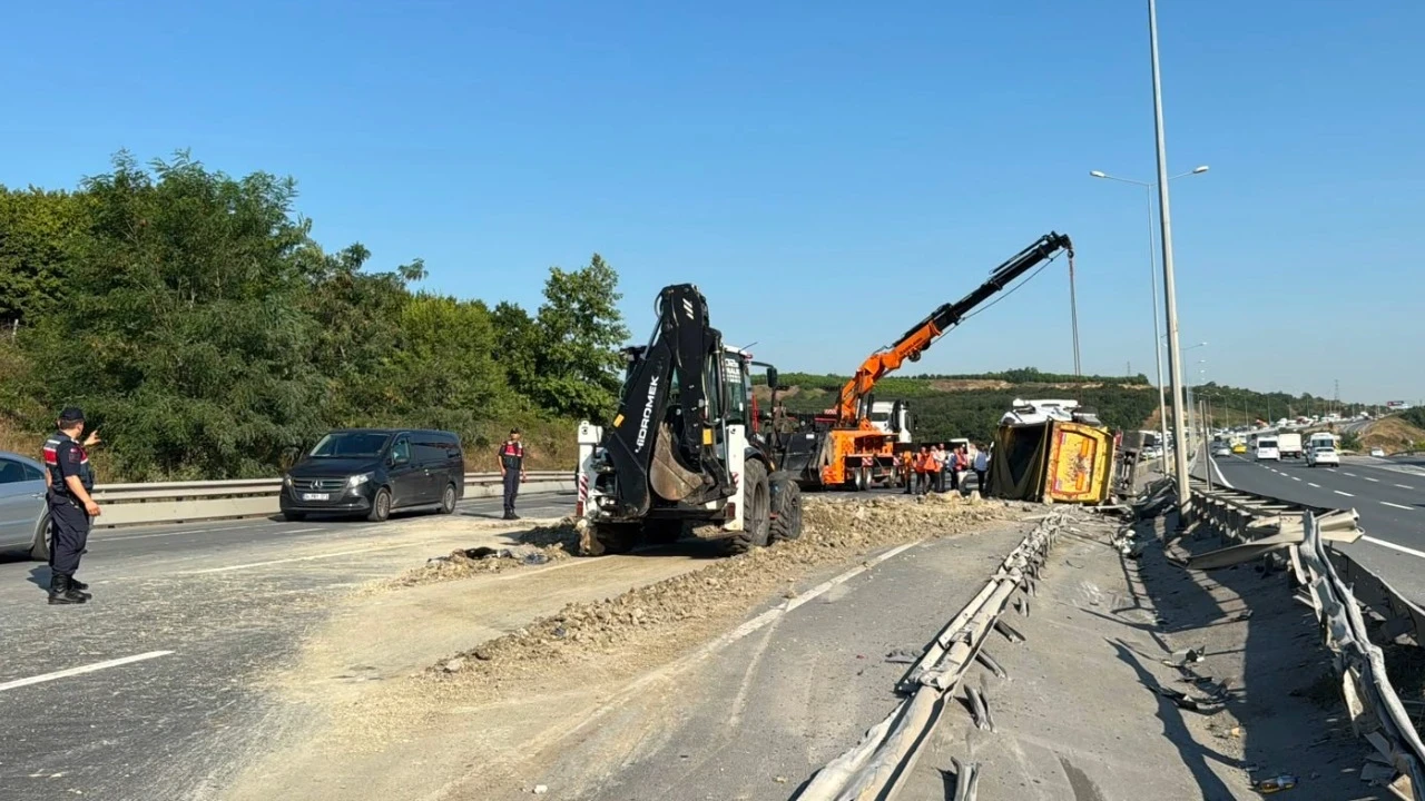Eyüpsultan'da hafriyat kamyonu devrildi: 2 yaralı