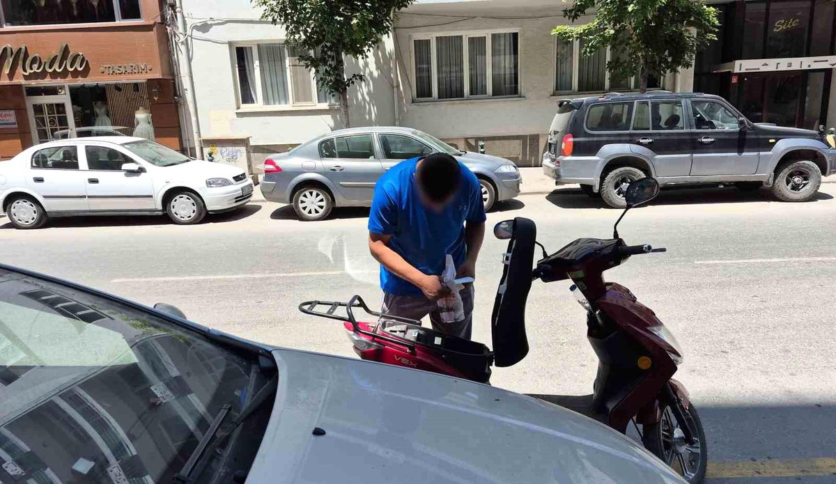 Plakasız elektrikli motosikleti bağlanan sürücü denetime girdiği caddeden taksi ile çıktı