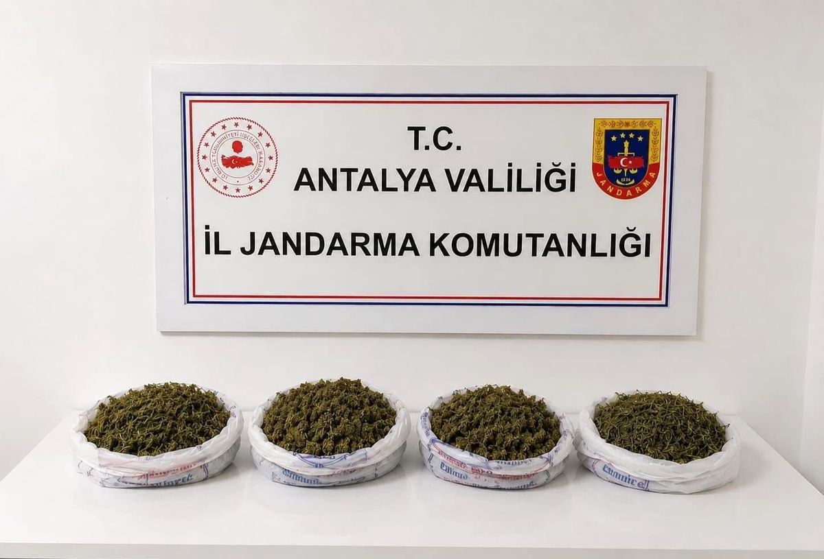 Evde yapılan aramada 1 kilo 979 gram kubar esrar ele geçirildi