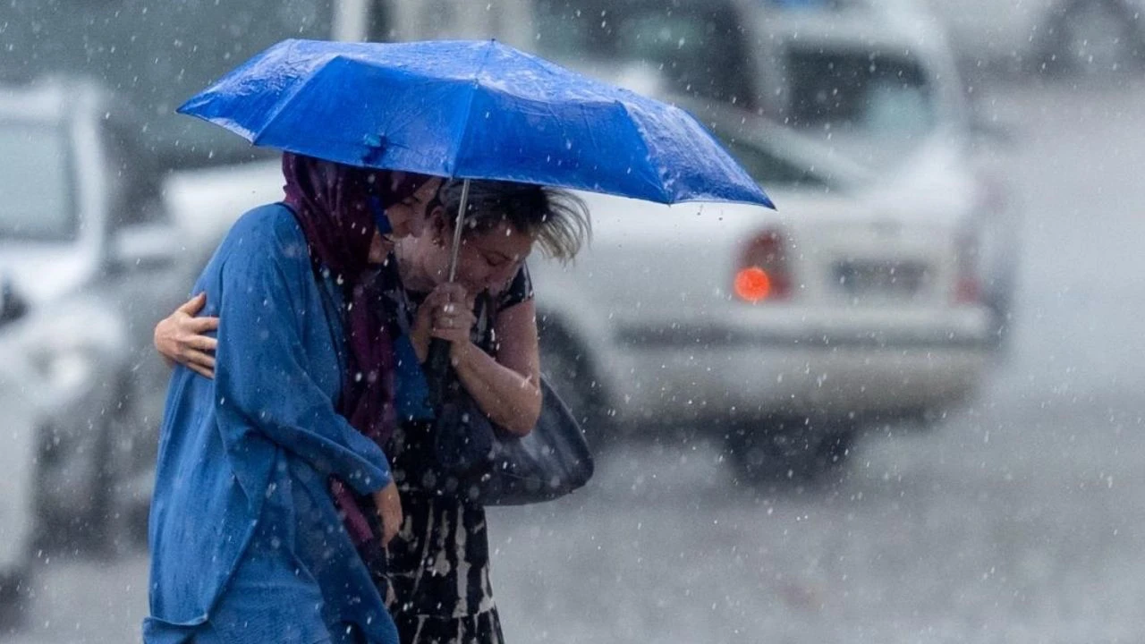 AKOM ve Meteorolojiden uyarı var! Yaz yağmurları geliyor: İstanbul'da sağanak etkili olacak