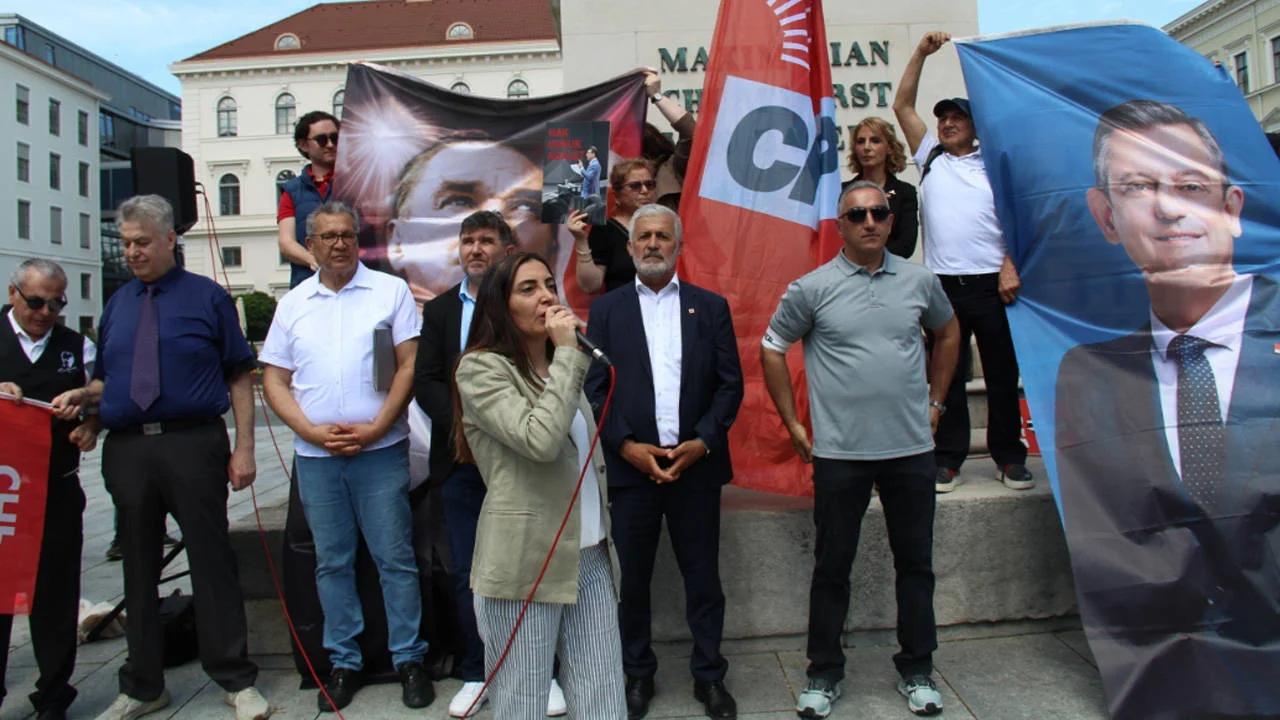 Almanya'da CHP mitinginde Özgür Özel'e destek