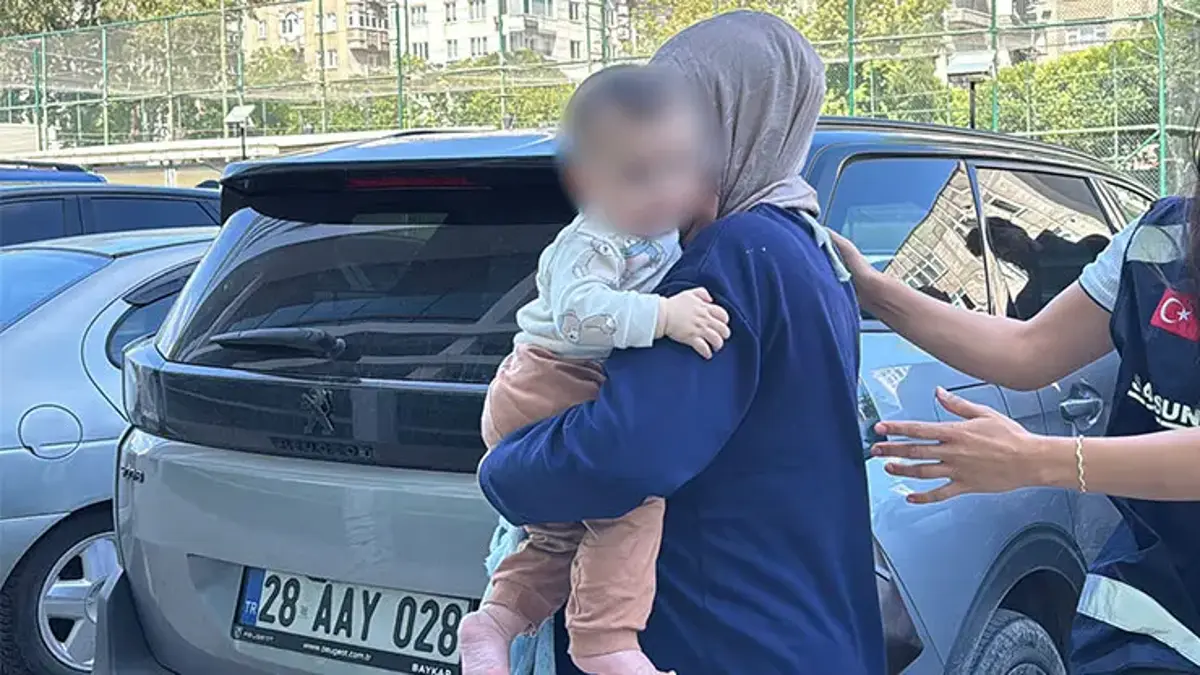 Bu nasıl anne! Kucağında bebek çantasında 1 kilo uyuşturucu