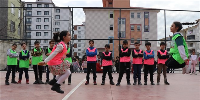 Yeni Yönetmelik Öğretmen ve Yöneticilere Ne Getirdi?