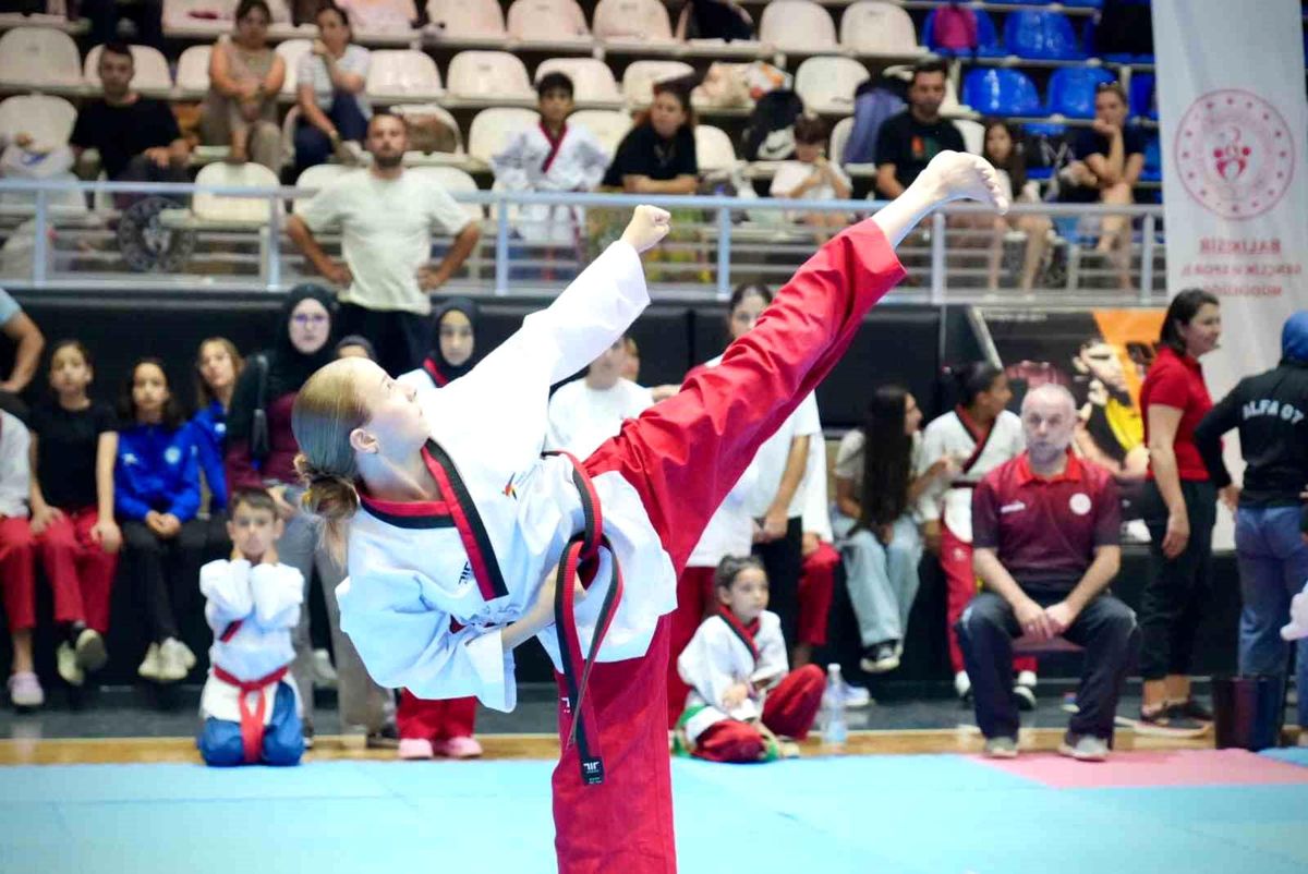 Balıkesır'de 15 Temmuz ruhu ile taekwondo poomsae heyecanı başladı