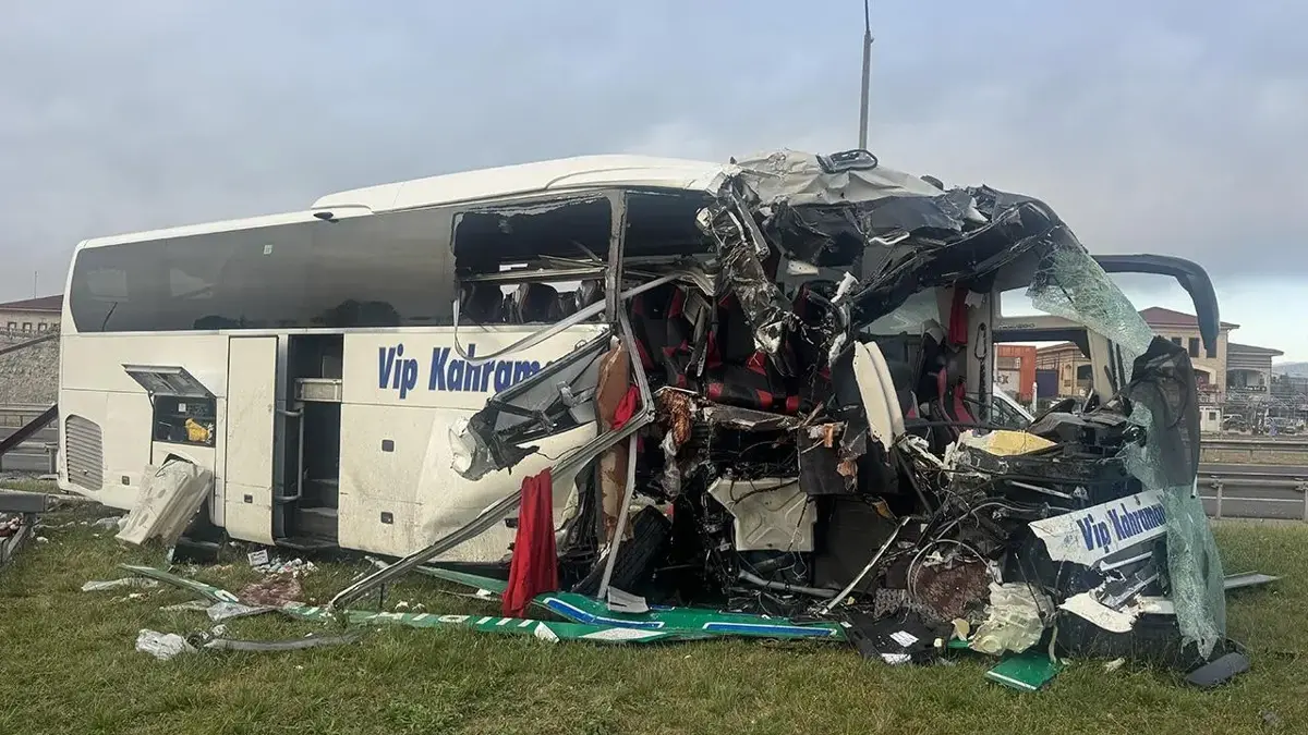 Bolu'da yolcu otobüsü bariyere ve tabelaya çarptı: 15 yaralı