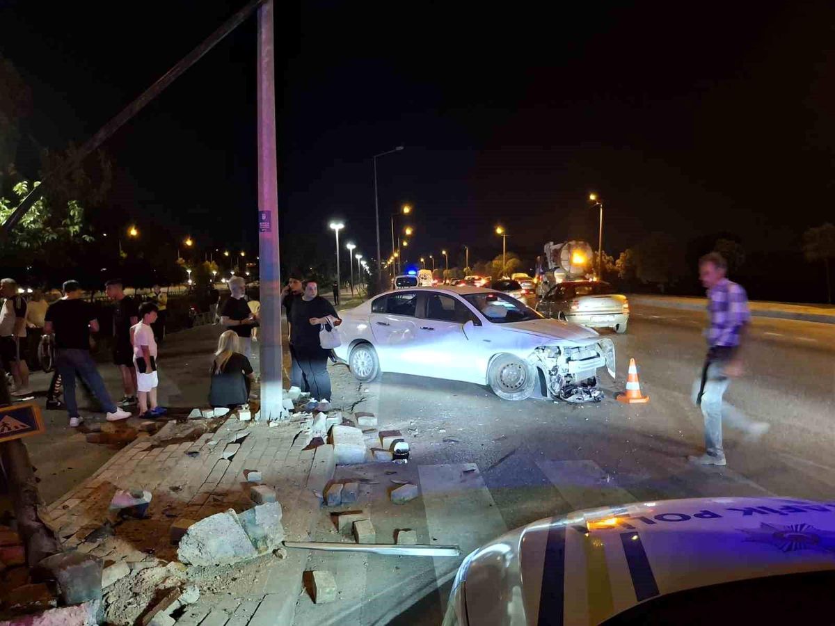 Makas atan otomobille birlikte iki araç dereye uçtu: 6 yaralı