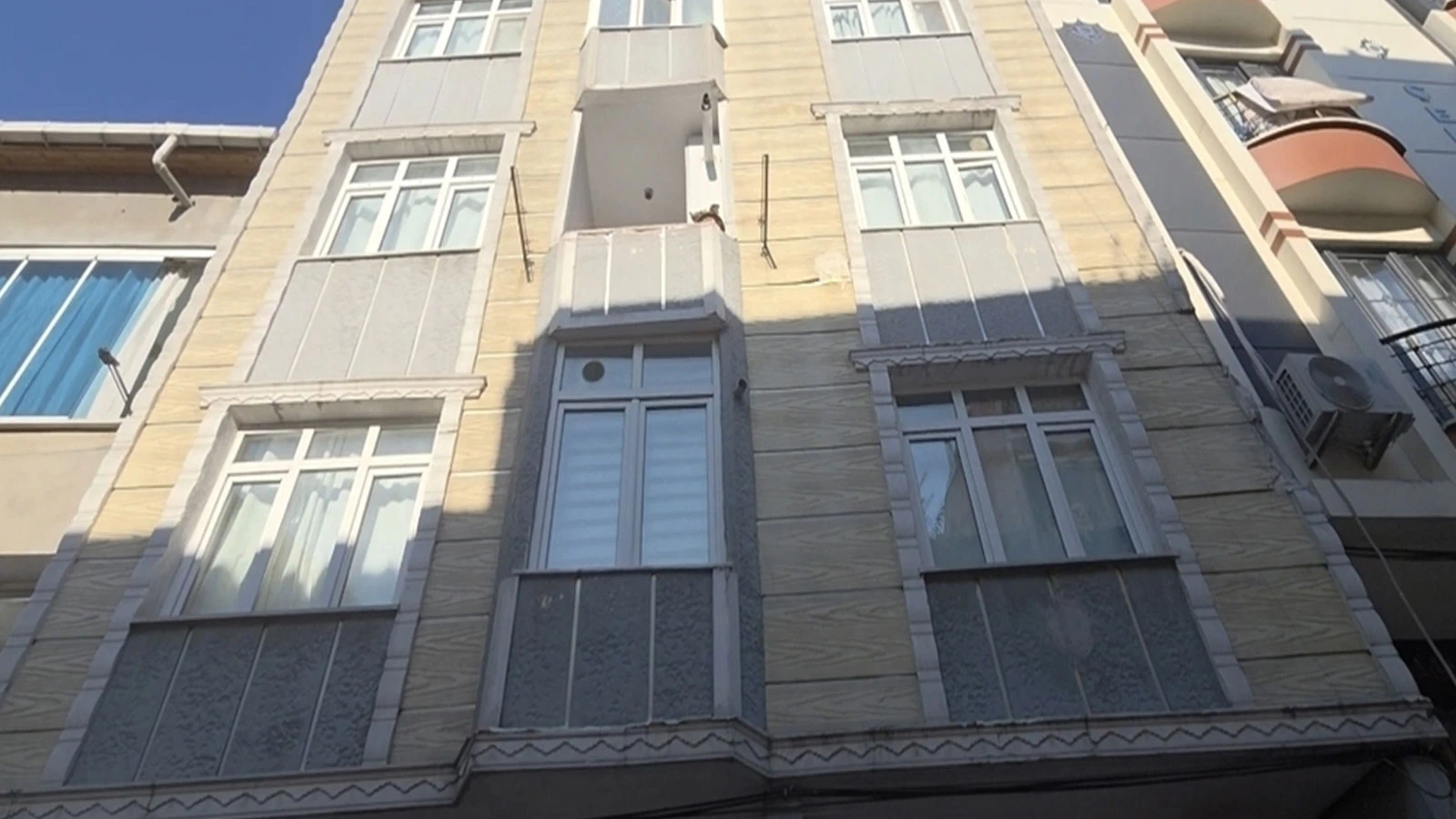 Sultangazi'de çökme riski: 3 katlı bina tahliye edildi