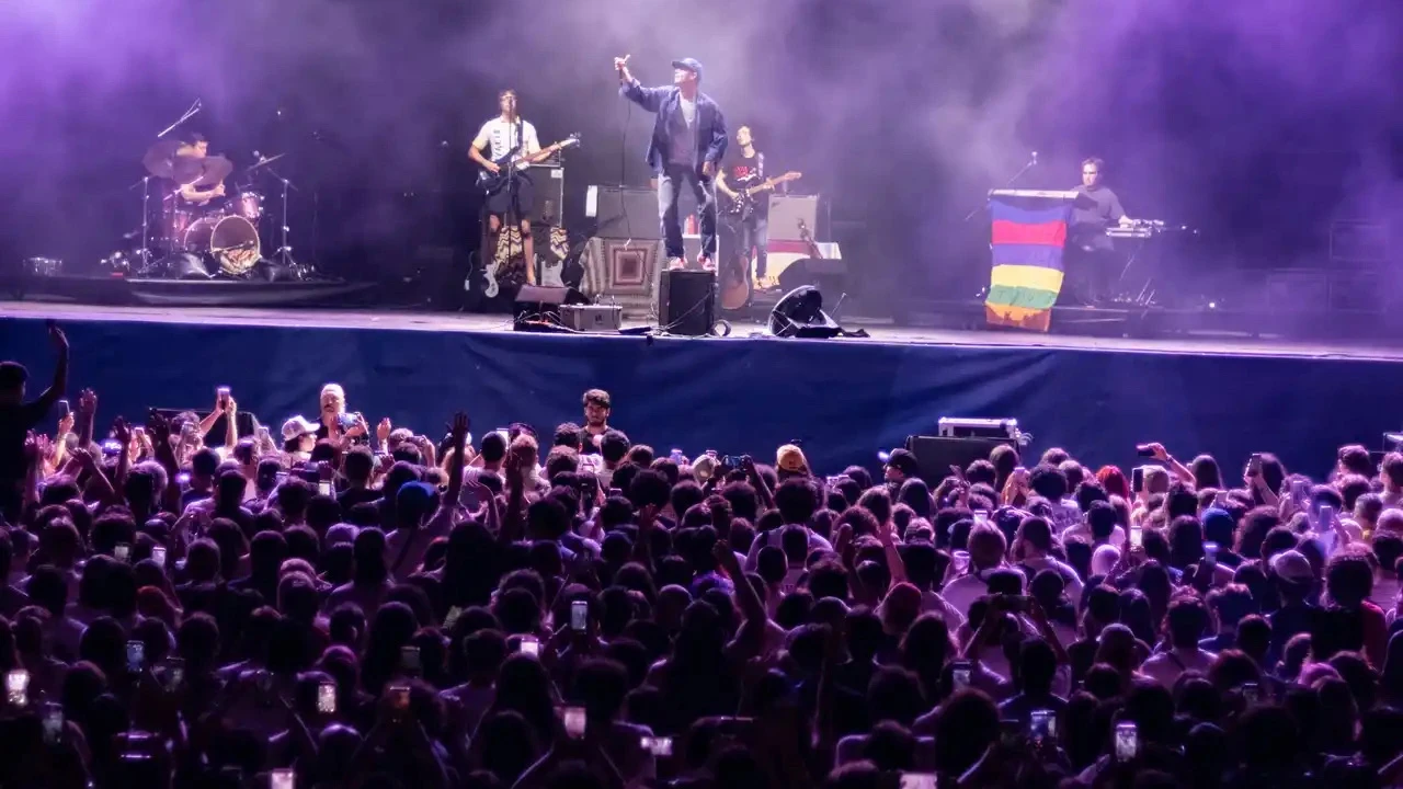 İstanbul'da Mac DeMarco rüzgarı: Sahneden ayrılamadı