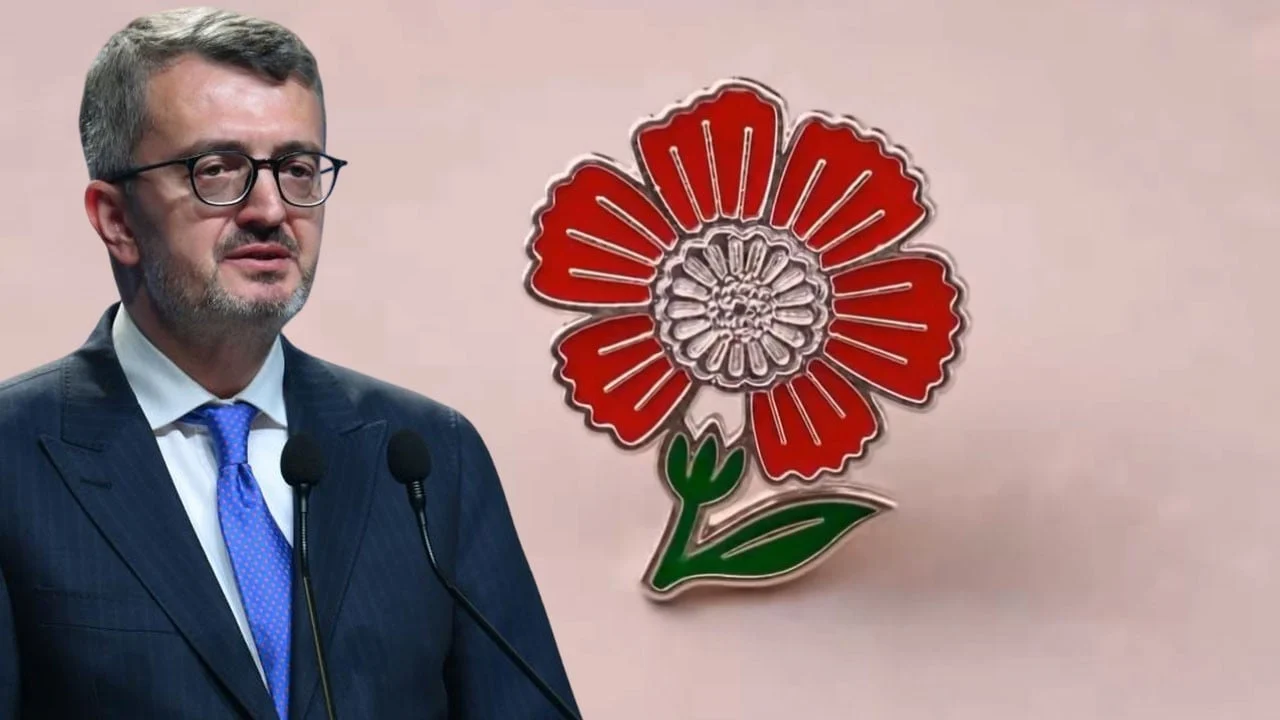İletişim Başkanı Duran’dan ‘15 Temmuz 10. Yıl Hatıra Rozeti’ paylaşımı: Bir çiçekten doğan umut, bir milletin iradesine dönüştü!