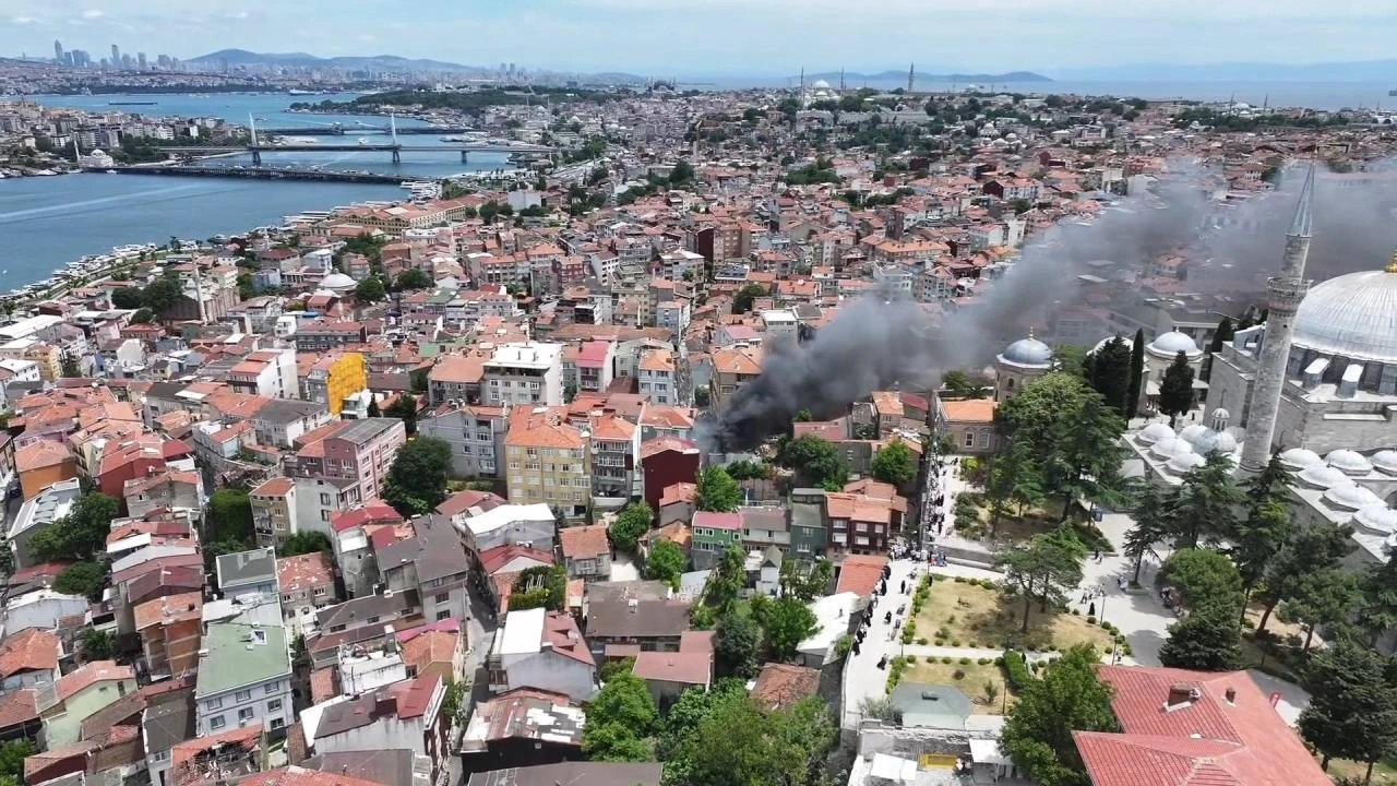 Son Dakika | Fatih'in ortasındaki yangın araçlara sıçradı! Dumanlar İstanbul'un her yerinden görüldü