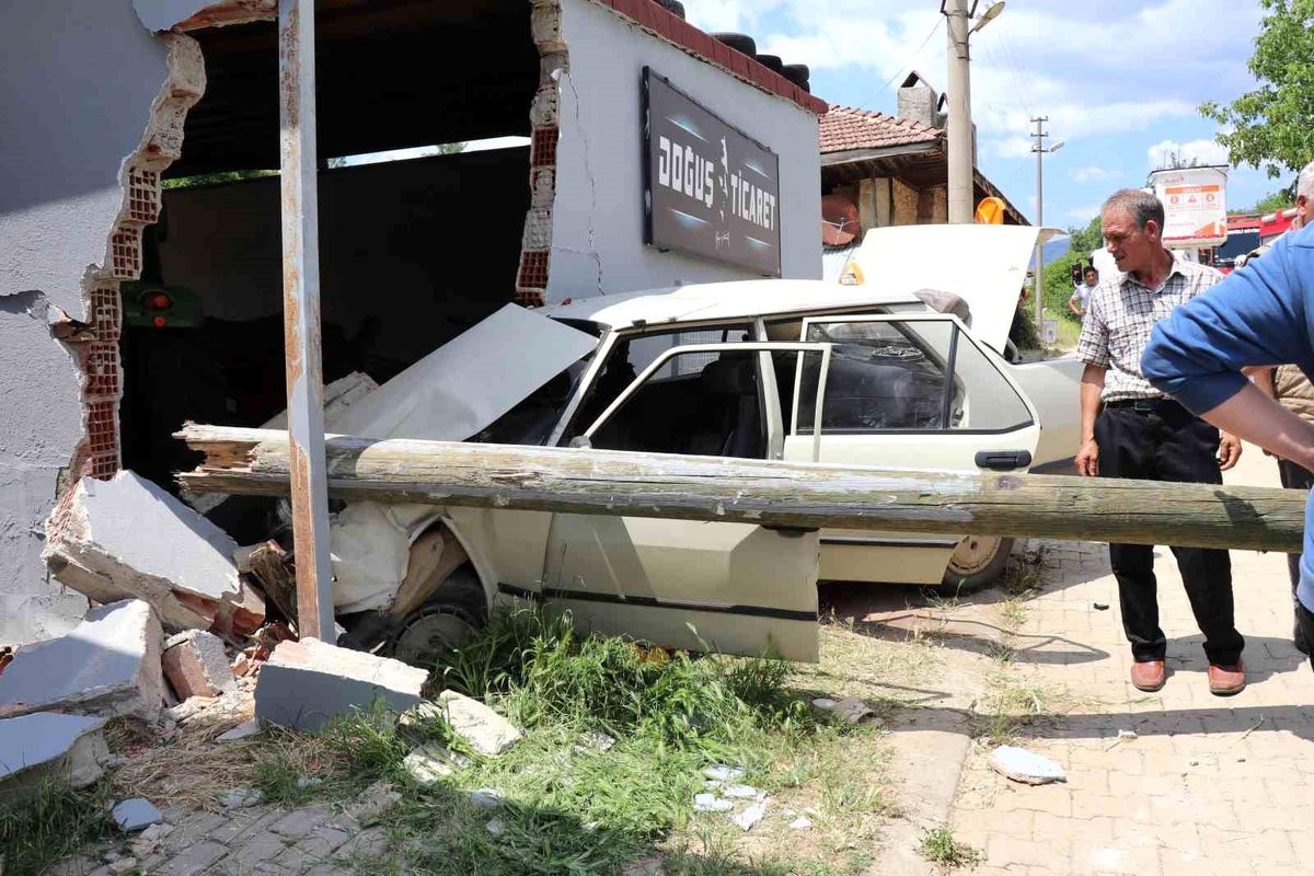 Yaşlı karı koca duvara çarpan otomobilde can verdi