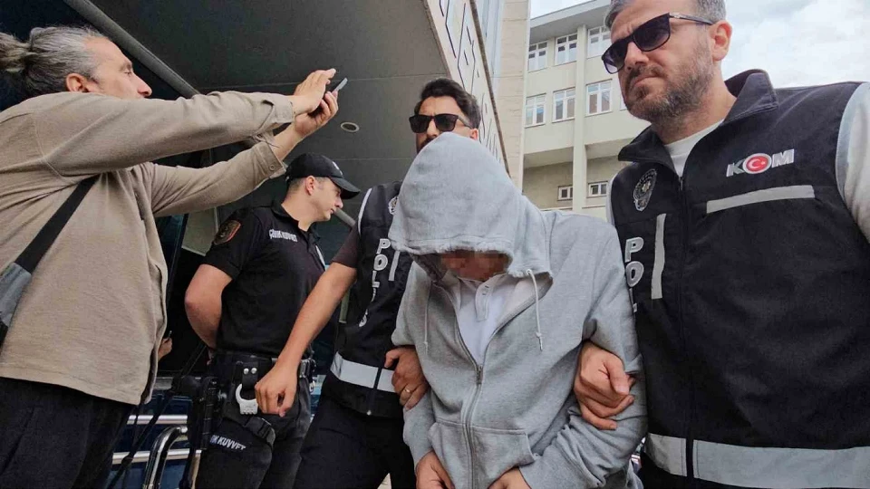 Zonguldak'ta hastanede şafak baskını: Doktor odasında 400 bin TL nakit parayla suçüstü yakalandı!