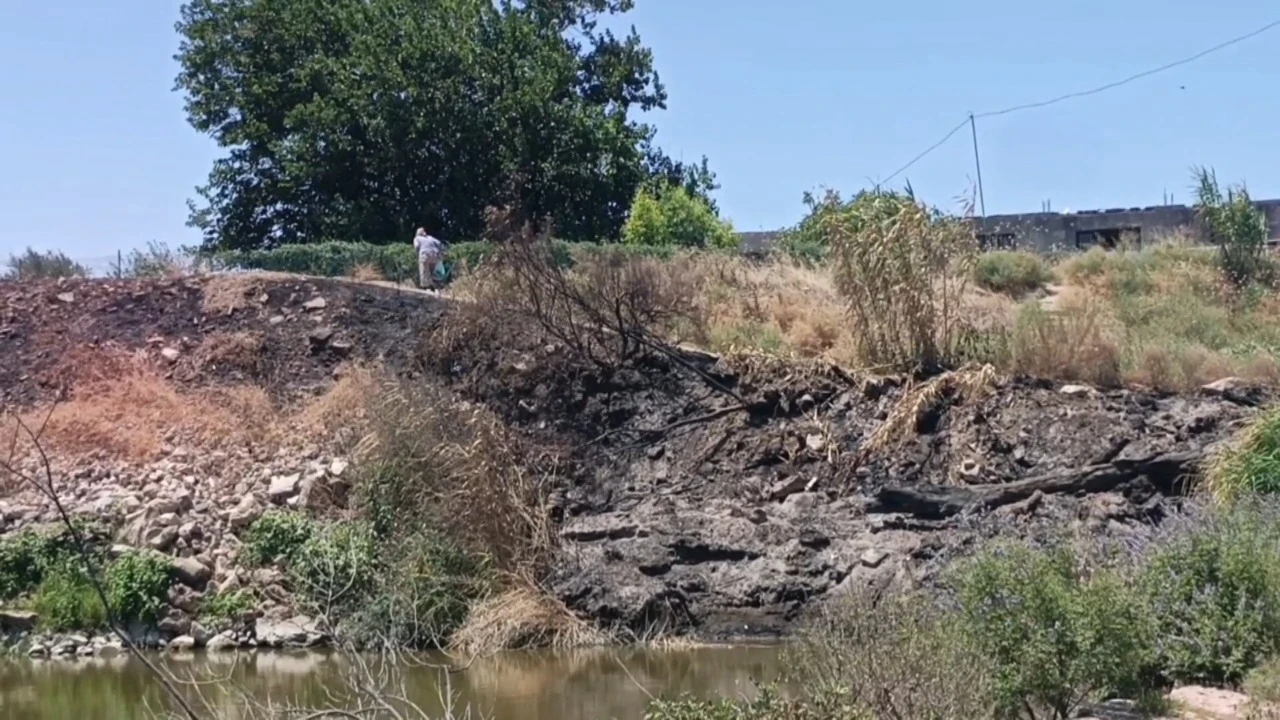 Tarihi taş köprü, üzerinde yakılan ateş nedeniyle zarar gördü