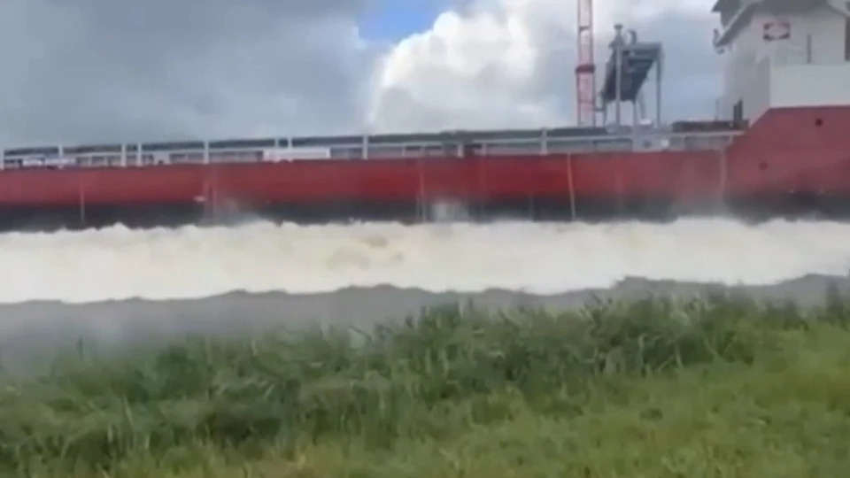 Hollanda’da Gemi İndirildi, Kıyıda Mini Tsunami Oluştu