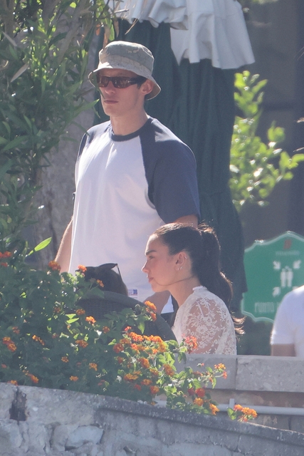 Yeni evli çift Dua Lipa ve Callum Turner'dan düğün sonrası kutlama