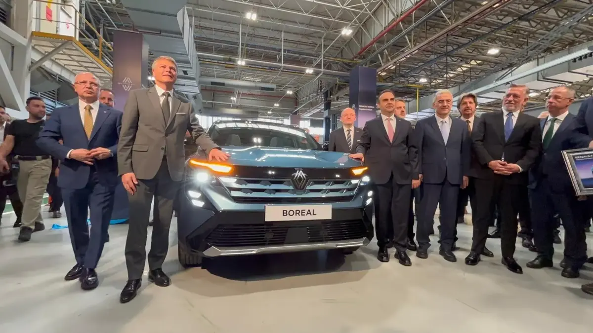 Yeni Renault banttan indi! Bakan Kacır yakından inceledi