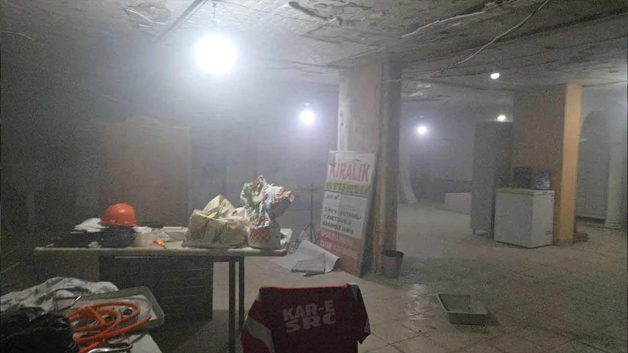 İlkadım'da köfteci dükkanında akılalmaz yangın! Dumandan boğulan mahalleli şikayetçi oldu köfteci şarkı söyledi!