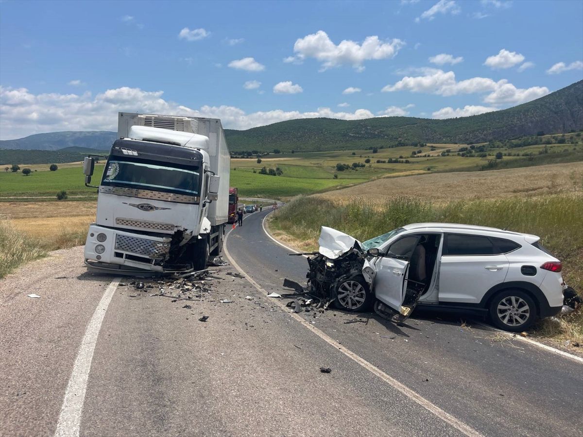 Tokat'ta kamyon ile cipin çarpıştığı kazada 4 kişi yaralandı