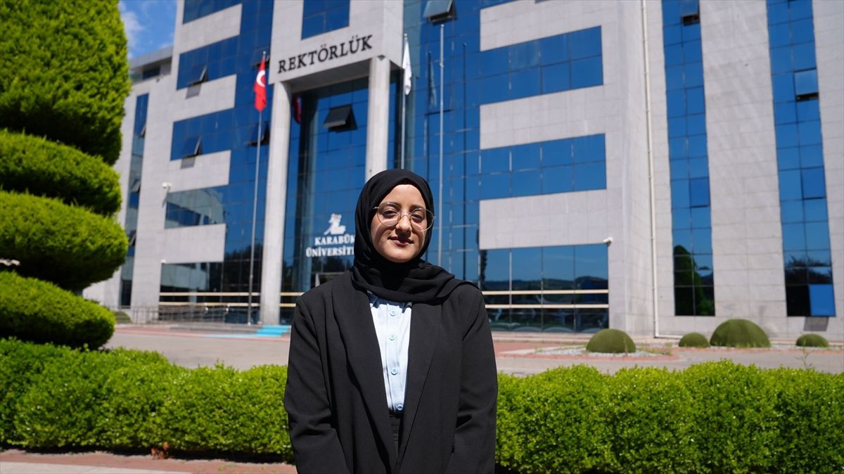 Yemenli ve Haitili öğrenciler KBÜ'de birincilikle mezun oldu