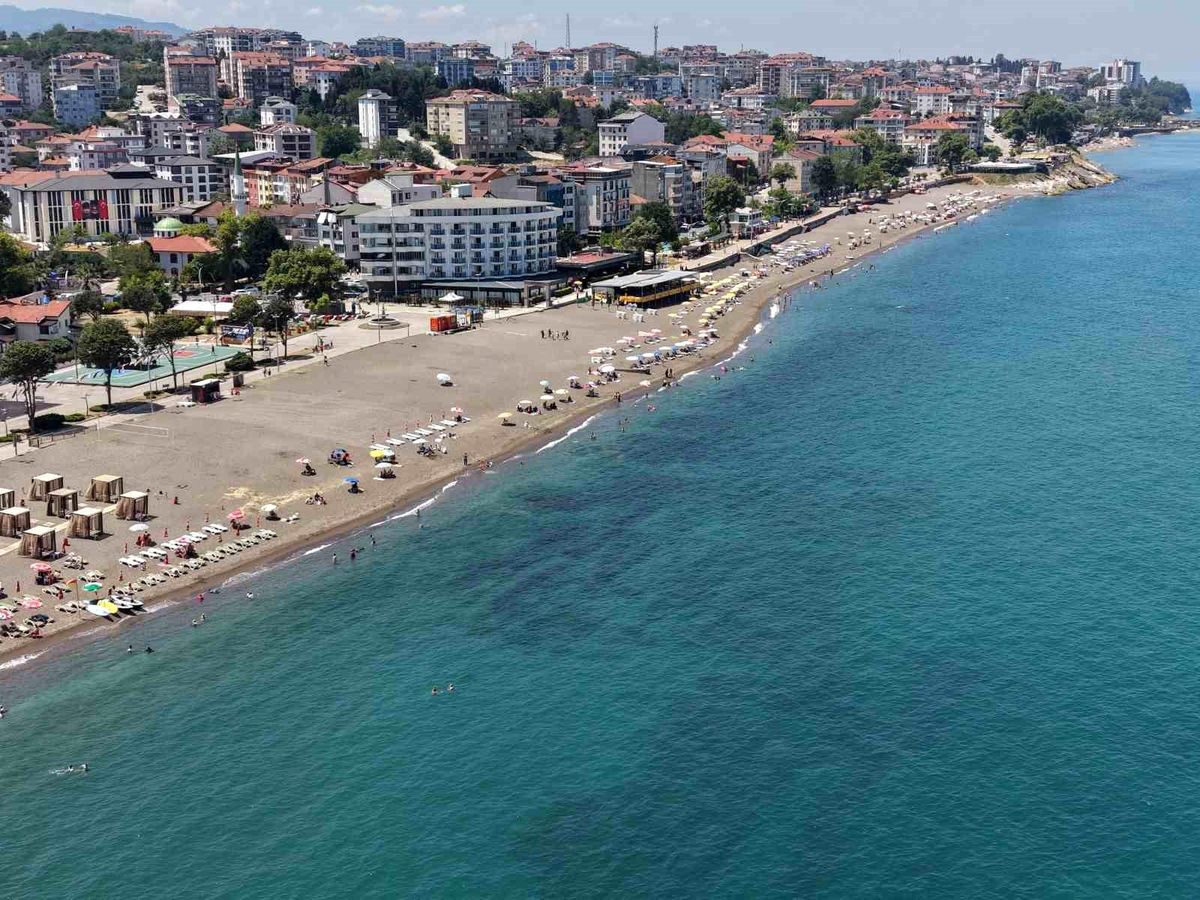 Akçakoca'da termometreler 37 dereceyi gösterdi, sahiller doldu taştı