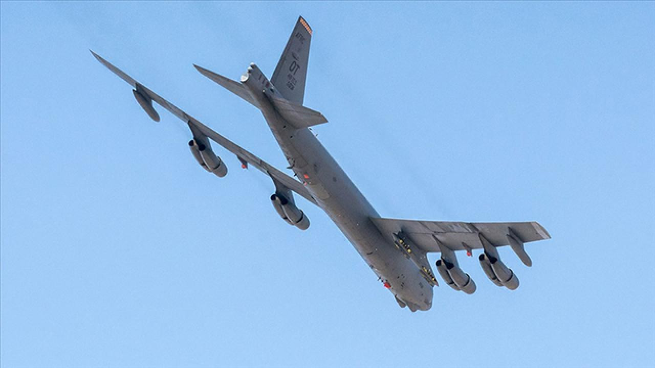 ABD Hava Kuvvetlerine ait B-52 bombardıman uçağı düştü