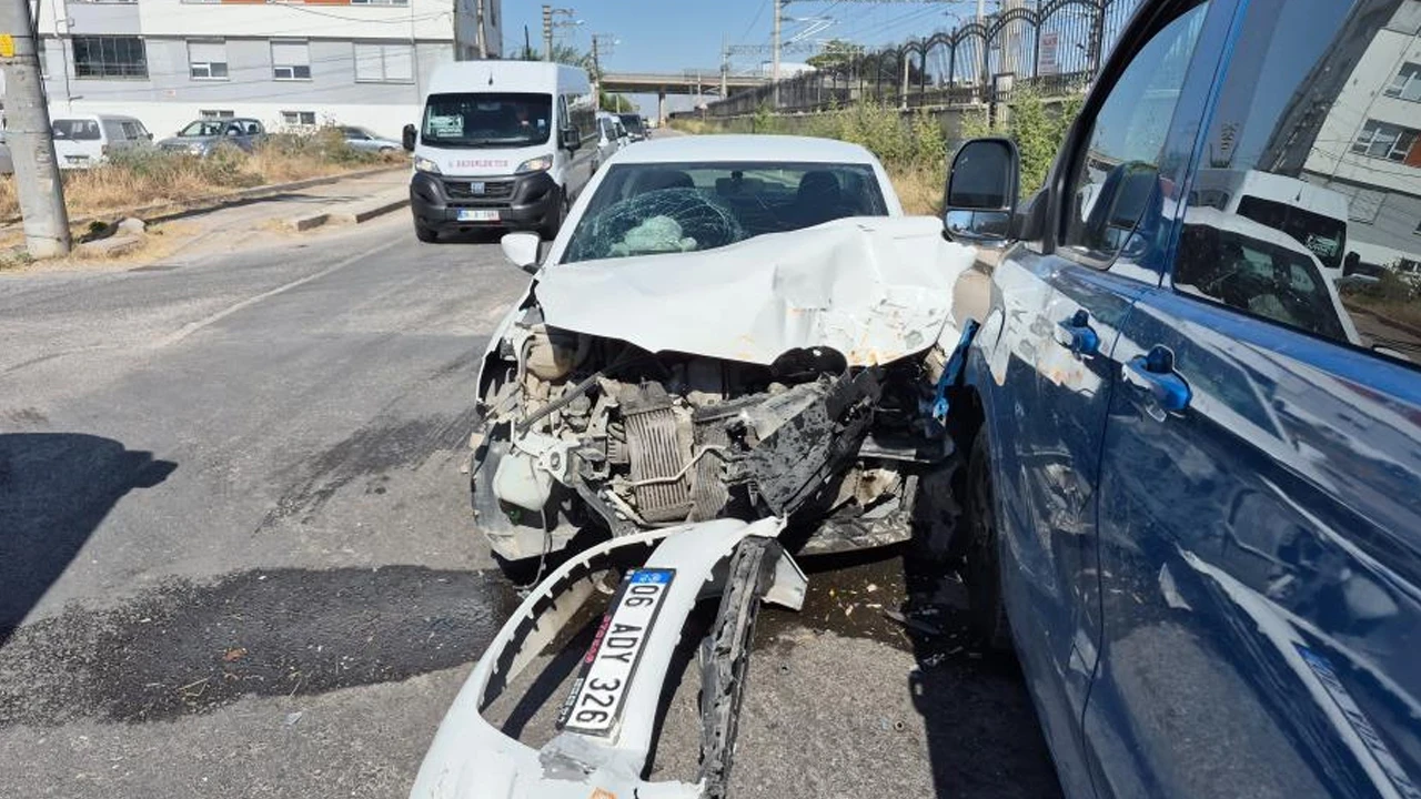 Eskişehir’de iki belediye aracı otomobili araya aldı: Savaş alanına dönen kazada 2 yaralı