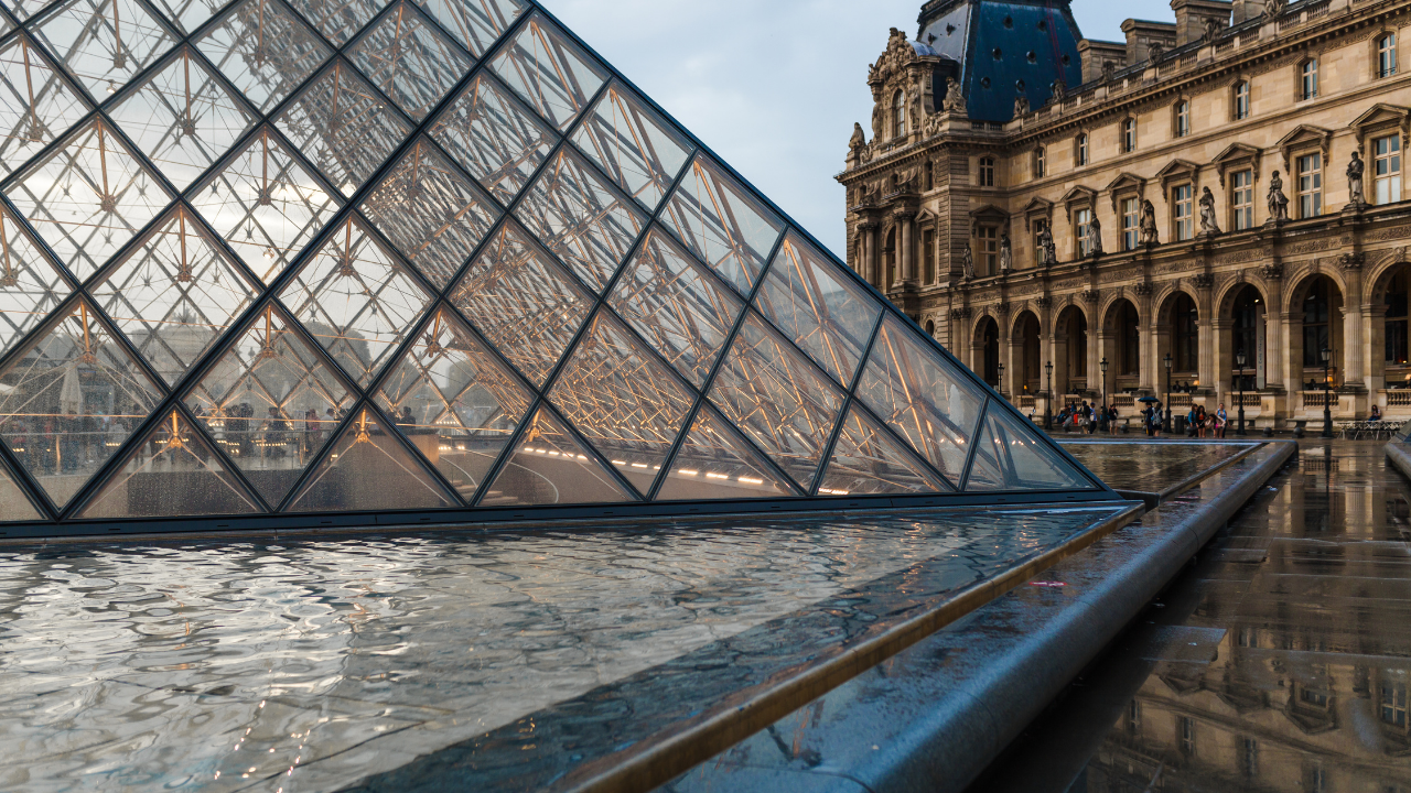 Dünyanın en popüler müzesi yorgun düştü: Louvre'un gücü tükeniyor