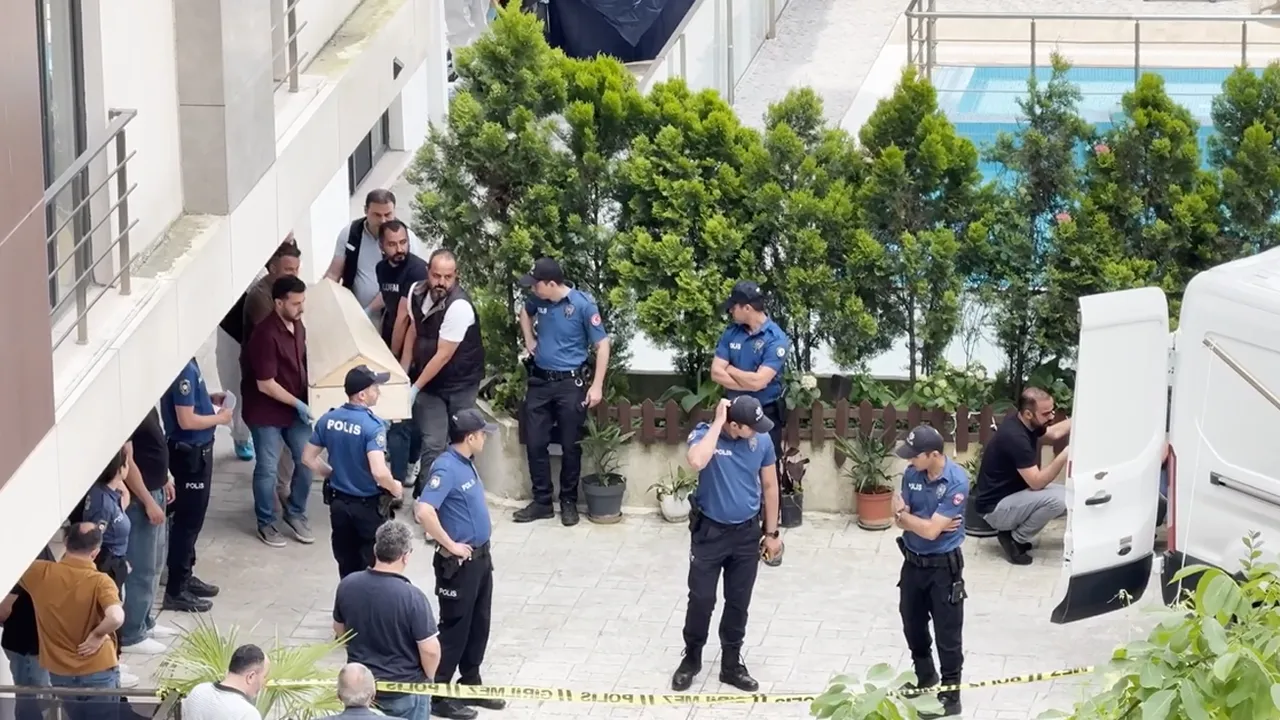 İstanbul'da korkunç olay: Boşanan çiftin cesetleri site bahçesinde bulundu
