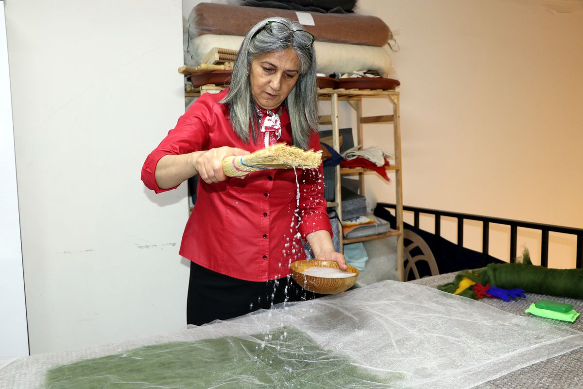 Keçe sanatını genç kuşaklara aktarıyor