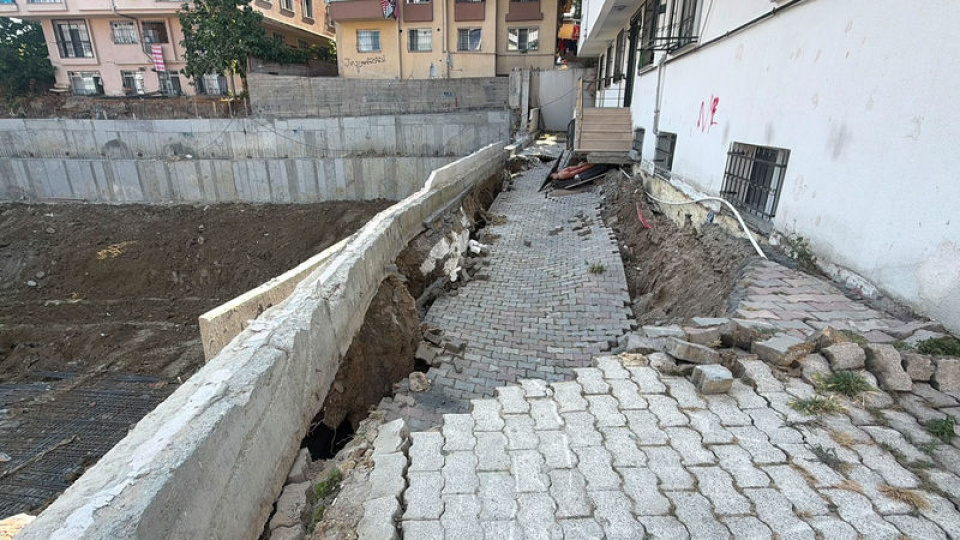 Küçükçekmece'de binanın girişinde çökme: 29 kişi tahliye edildi