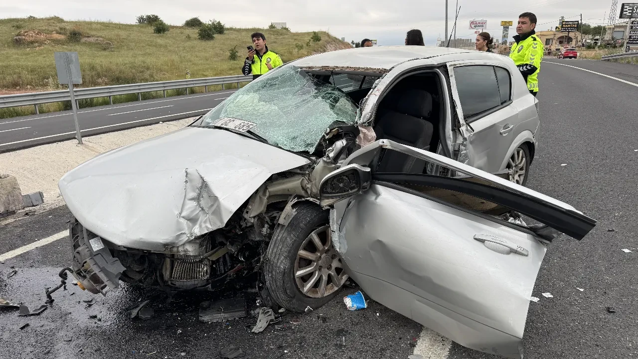 Cenaze yolunda feci kaza! Otomobildeki çocuk öldü, 3 kişi yaralandı