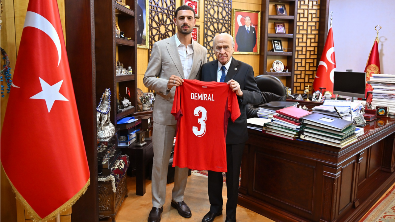 Merih Demiral'dan MHP Lideri Devlet Bahçeli'ye ziyaret: Şahsi formasını takdim etti